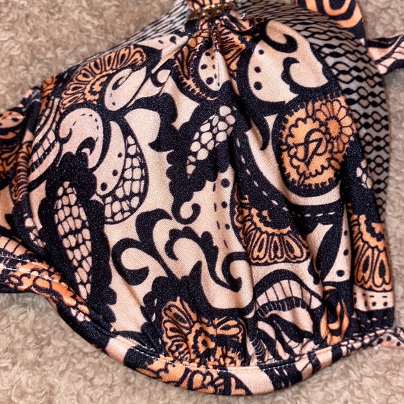 Victoria’s Secret bikini top - Picture 2 of 2